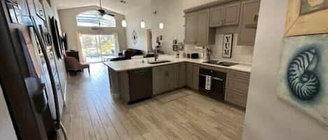 Maison, plusieurs lits, accès piscine, vue piscine | Cuisine privée | Cafetière/bouilloire, bouilloire électrique