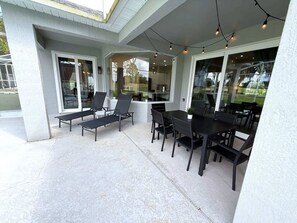 Ferienhaus, Mehrere Betten, Poolzugang, Poolblick | Speisen im Freien