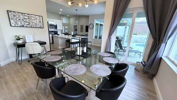 House, Multiple Beds, Pool Access, Pool View | Dining