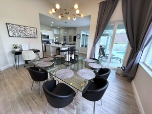 Hus - flera sängar - tillgång till pool - utsikt mot poolen | Restauranger
