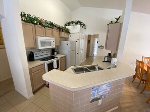 Private kitchen - Private Pool Villa - Southern Dunes Golf Community (Haines City)