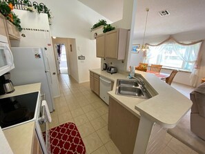 Private kitchen - Private Pool Villa - Southern Dunes Golf Community (Haines City)