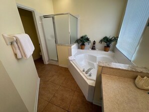 Maison, plusieurs lits, accès piscine, vue piscine | Salle de bain