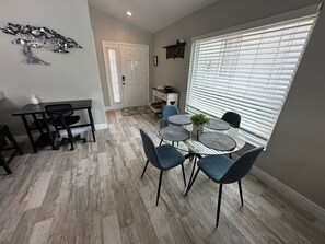 單棟房屋, 多張床, 可使用泳池, 泳池景 | 用餐區