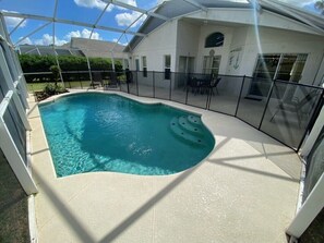 Una piscina al aire libre