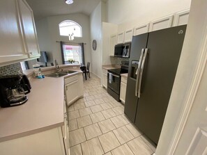 Maison, plusieurs lits, accès piscine, vue piscine | Cuisine privée