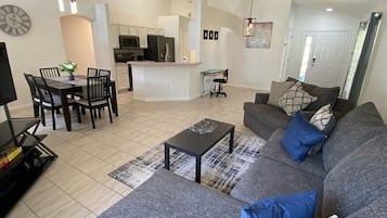 House, Multiple Beds, Pool Access, Pool View | Living area