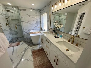 Hus - flere senge - adgang til pool - udsigt til pool | Badeværelse | Designertoiletartikler, håndklæder, Toiletpapir