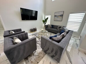 Maison, plusieurs lits, accès piscine, vue piscine | Coin séjour