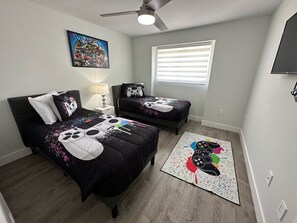 Casa, várias camas, acesso à piscina, vista para a piscina | 5 quartos, individualmente decorados, individualmente mobiliados