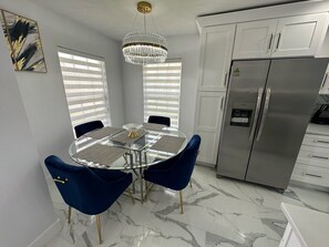 บ้านพัก, หลายเตียง, ใช้สระว่ายน้ำได้, วิวสนามกอล์ฟ | ร้านอาหาร
