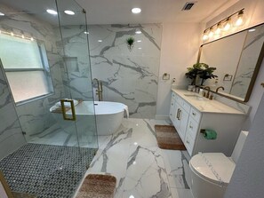 Maison, plusieurs lits, accès piscine, vue golf | Salle de bain