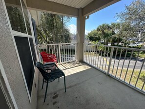 Appart'hôtel, plusieurs lits, accès piscine, vue golf | Terrasse/Patio
