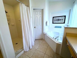 Casa, várias camas, acesso à piscina, vista para a piscina | Banheiro | Produtos de toalete de grife, toalhas de banho, papel higiênico 