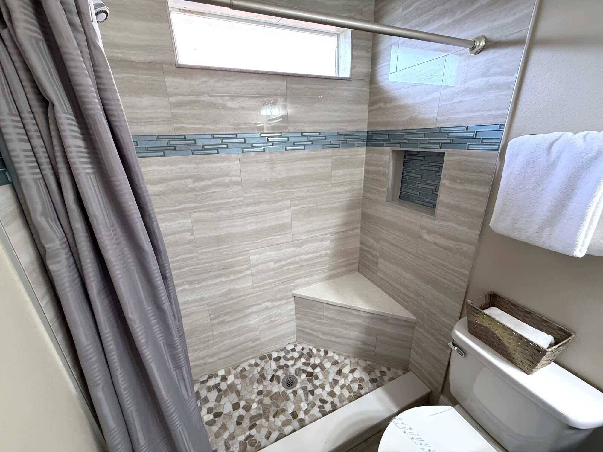 Casa, varias camas, acceso a la alberca, vista a la alberca | Baño | Amenidades de baño de diseñador, toallas, papel de baño 