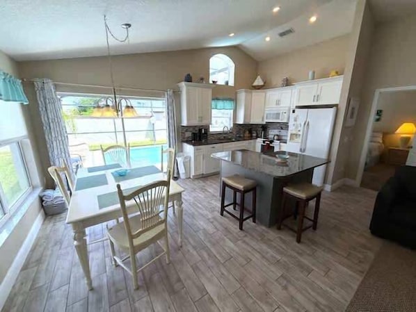 House, Multiple Beds, Pool Access, Pool View | Dining