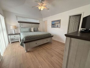 Casa, várias camas, acesso à piscina, vista para a piscina | 4 quartos, individualmente decorados, individualmente mobiliados