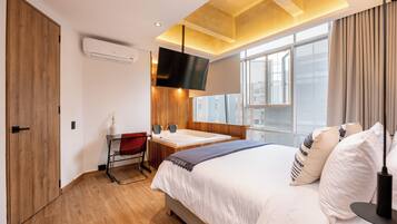 1 habitación, caja de seguridad en la habitación y escritorio