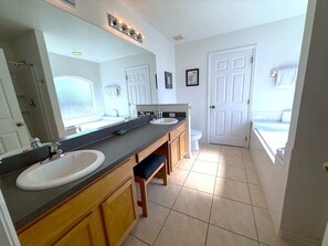 Casa, varias camas, acceso a la piscina | Baño | Artículos de higiene personal de diseño, toallas y papel higiénico
