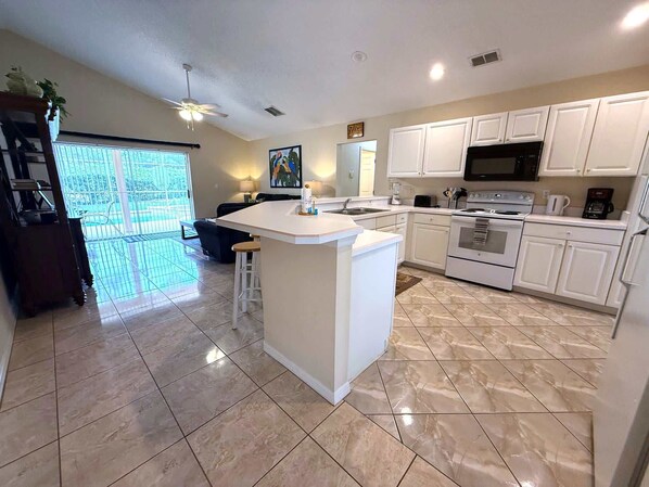 House, Multiple Beds, Pool Access, Golf View | Private kitchen