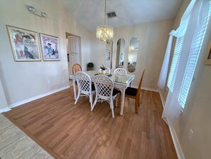 Ferienhaus, Mehrere Betten, Poolzugang, Blick auf den Golfplatz | Speisen