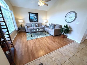 Ferienhaus, Mehrere Betten, Poolzugang, Blick auf den Golfplatz | Wohnbereich