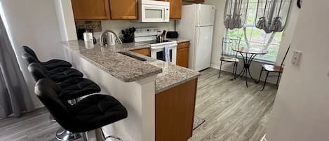 Casa, várias camas, acesso à piscina, vista para a piscina | Cozinha privada | Cafeteira/chaleira, chaleira elétrica