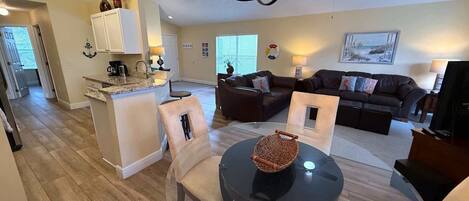 Ferienhaus, Mehrere Betten, Poolzugang, Poolblick | Wohnbereich