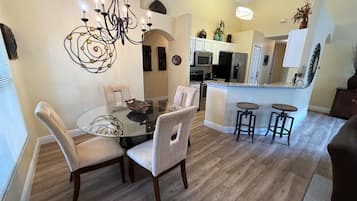 House, Multiple Beds, Pool Access, Pool View | Dining