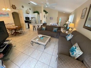 Maison, plusieurs lits, accès piscine, vue piscine | Coin séjour