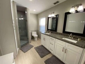 Casa, várias camas, acesso à piscina, vista para a piscina | Banheiro | Produtos de toalete de grife, toalhas de banho, papel higiênico 