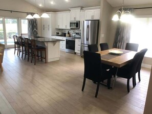 House, Multiple Beds, Pool Access, Pool View | Dining