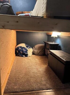 3 bedrooms, desk, iron/ironing board, travel cot
