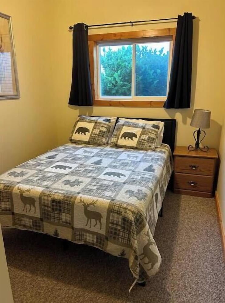 Country getaway close to town Boundary County Stayz