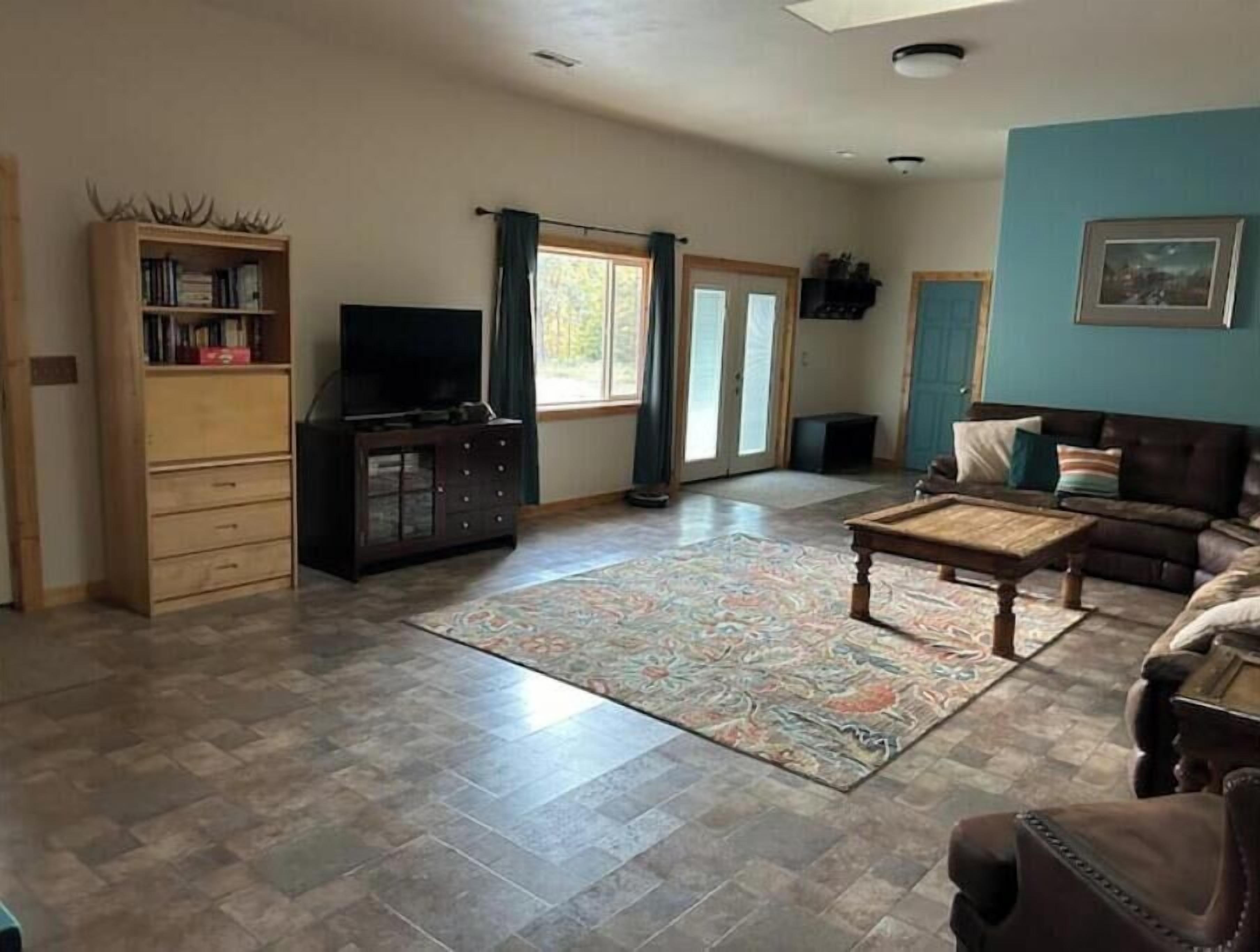 Una Smart TV, un reproductor de DVD, una mesa de tenis de mesa, libros