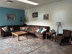 TV connectée, lecteur de DVD, table de tennis de table, livres