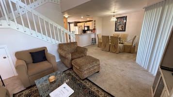 Townhome, Multiple Beds, Pool Access, Golf View | Living area