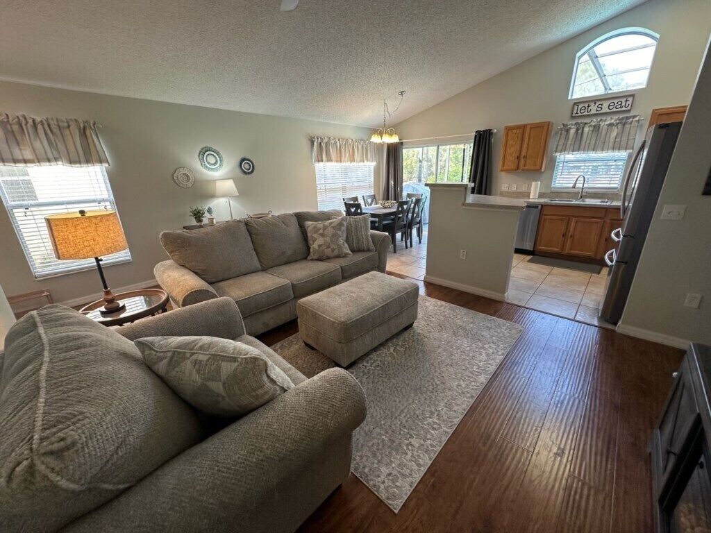 House, Multiple Beds, Lanai, Pool View | Living area