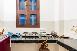 Stovetop - Charming 2-bedroom apartment in enchanting Rishikesh with WiFi, AC (Rishikesh)