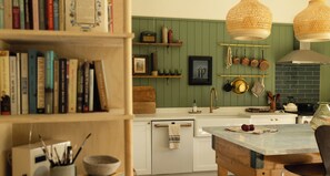 ثلاجة، فرن، موقد طهي مسطح، غسالة أطباق