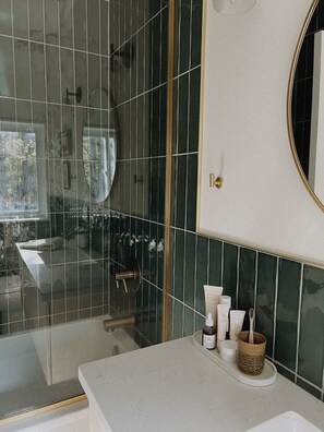 Dusche, Haartrockner, Handtücher, Seife