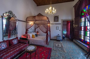 Quarto triplo luxo, vista para o pátio | Quartos à prova de som, Wi-Fi de cortesia, roupa de cama