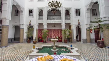 Thức ăn và đồ uống