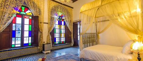 Quartos à prova de som, Wi-Fi de cortesia, roupa de cama