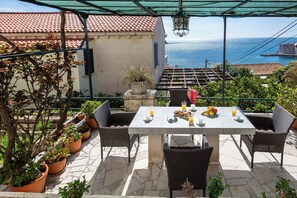Outdoor dining - Charming 2-bedroom apartment with WiFi, AC in lovely Dubrovnik (Dubrovnik)