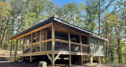 Charming 2-bedroom cottage with WiFi, AC, close to SXS trails in Mckee, KY.