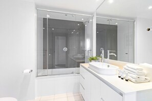 Hair dryer, towels, soap, shampoo - Cozy 1 Bedroom Apartment at H'Residence - Q Stay (HIL 12506 - 3N - NB) (Surfers Paradise)