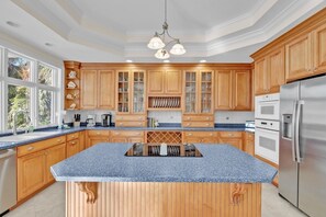 Fridge, microwave, oven, stovetop - Nautica - Monthly 4 BR home on bay in Islamorada - Upper Matecumbe Key (Islamorada)