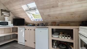 Réfrigérateur, micro-ondes, lave-vaisselle, chaise haute