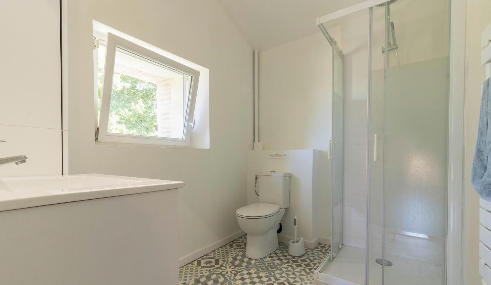Ein Badezimmer mit Dusche, Toilette und Waschbecken.